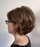 Marijellassa tehty lyhyt kerroksittainen leikkaus ja vaaleanruskea sävy aikuiselle naiselle Helsingissä.