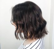 Kevyt leikkaus ja tummat sävytyt hiukset – luonnollinen look Marijellan kampaamosta Helsingissä.