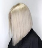 Vaaleat raidat ja blondit hiukset Helsingissä – asiakastyö Marijella parturi-kampaamossa