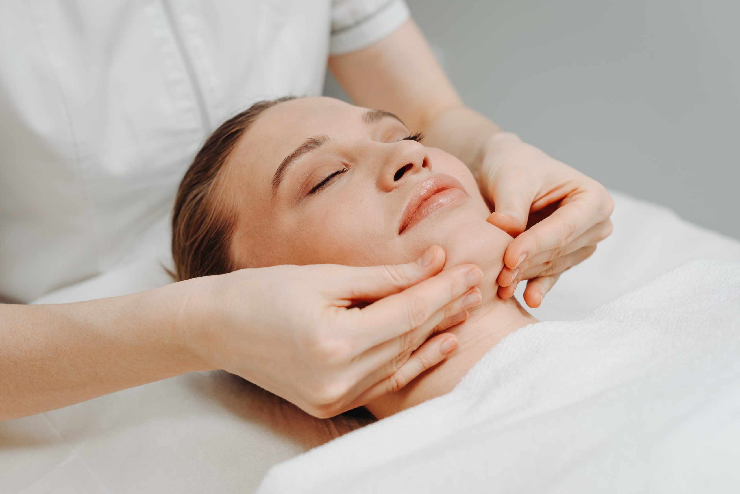 Täydellinen kasvohoito Helsinki– rauhallinen kasvohieronta ja heleä iho