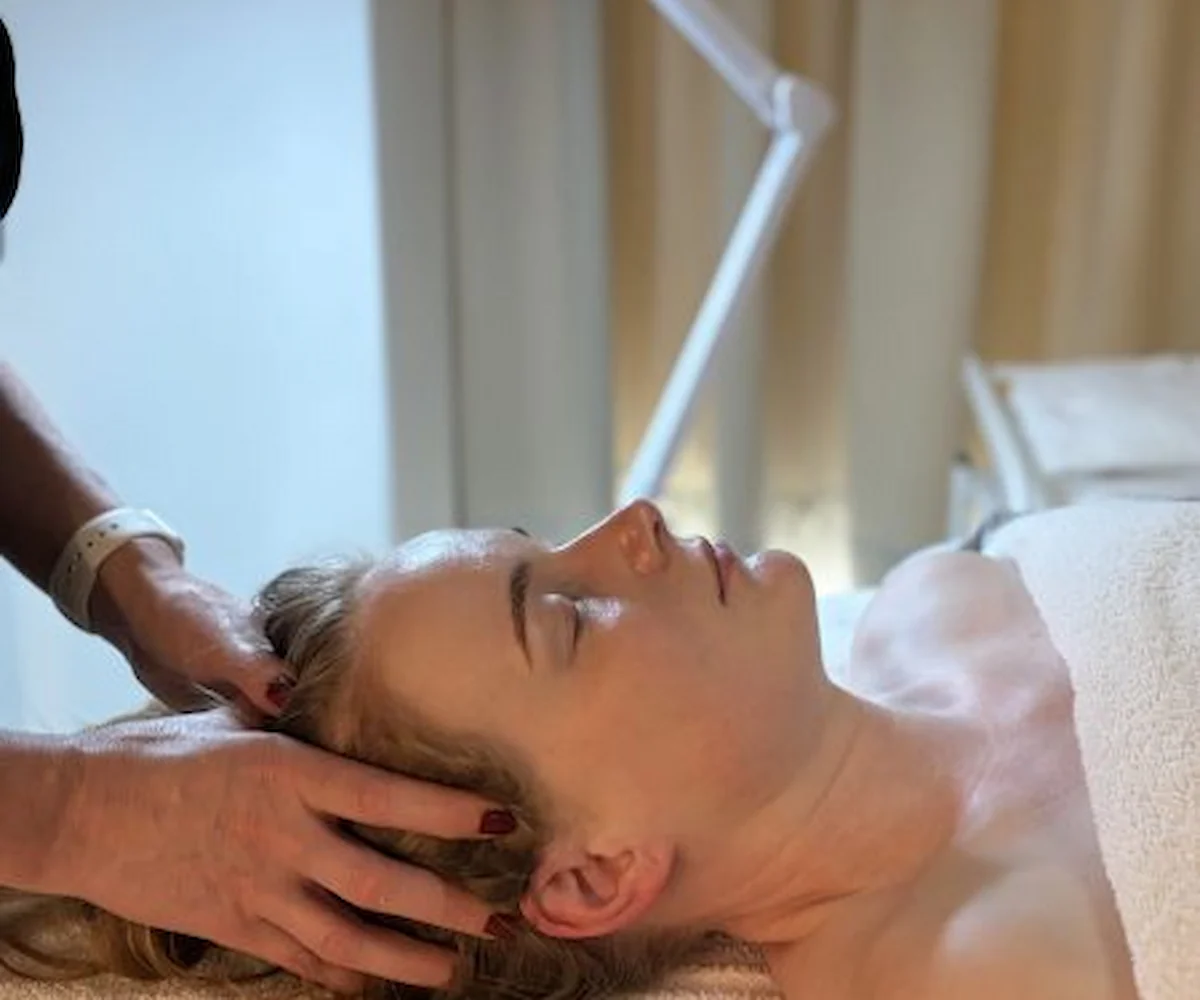 Kiinteyttävä kasvohoito Helsinki Lifting & Glow Marijella Etu-Töölö